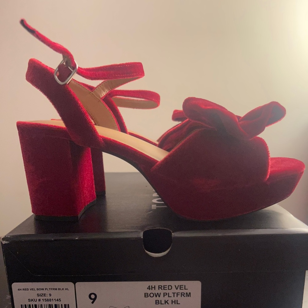 Women’s Red Holiday shoe Size 9